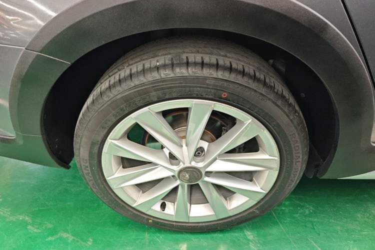 Used Volkswagen Golf 2019 1.8TSI Travel Edition Right Rear Wheel Hub