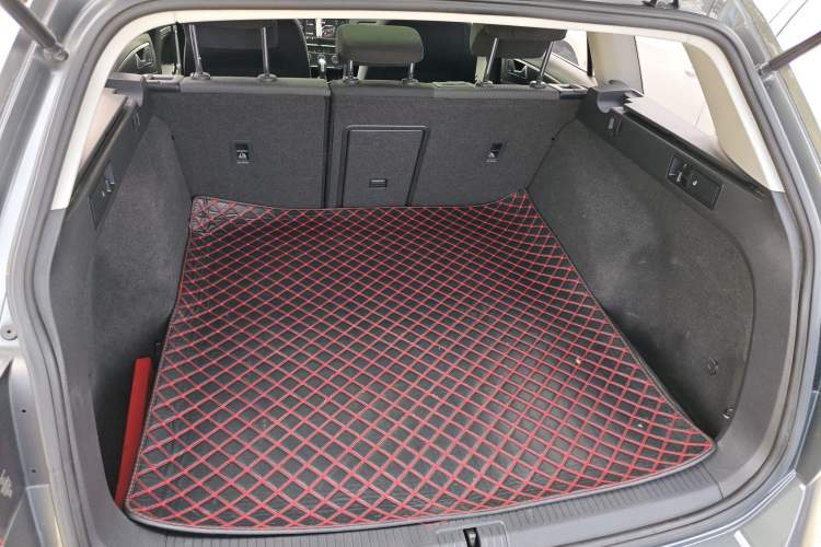 Used Volkswagen Golf 2019 1.8TSI Travel Edition Trunk