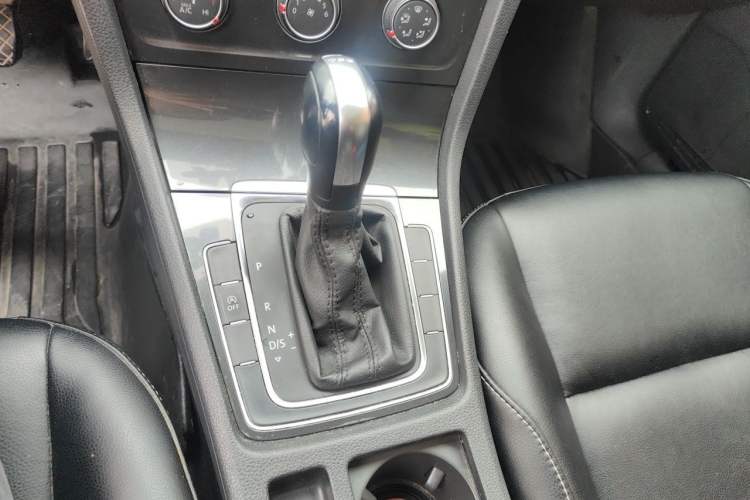 Used Volkswagen Golf 2019 200TSI DSG Comfort & Ambition Edition China VI Standard Gear Lever