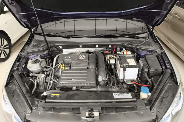 Used Volkswagen Golf 2019 280TSI DSG R-Line Model China V Standard Engine Bay