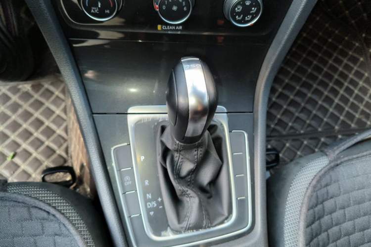 Used Volkswagen Golf 2019 280TSI DSG Comfort Version China VI Standard Gear Lever