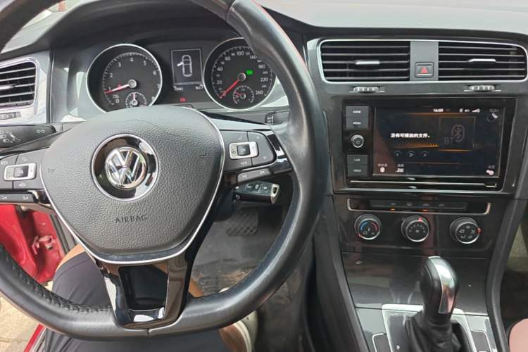Used Volkswagen Golf 2019 1.6L Automatic Comfort Model China V Standard Center Console