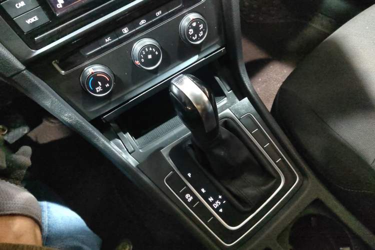 Used Volkswagen Golf 2019 200TSI DSG Comfort & Ambition Edition China VI Standard Gear Lever