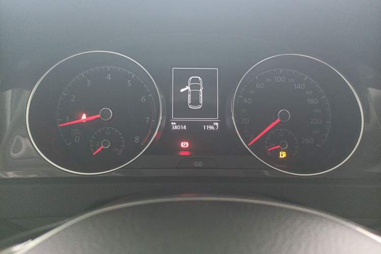 Used Volkswagen Golf 2019 280TSI DSG Comfort Version China VI Standard Odometer Close Up