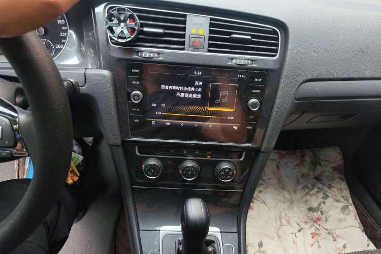 Used Volkswagen Golf 2019 1.8TSI Travel Edition Audio And AC Panel