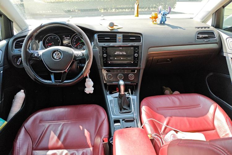 Used Volkswagen Golf 2019 1.8TSI Travel Edition Center Console