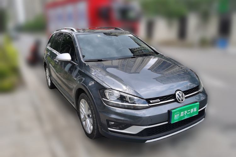 Used Volkswagen Golf 2019 1.8TSI Travel Edition Front Right 45 Deg