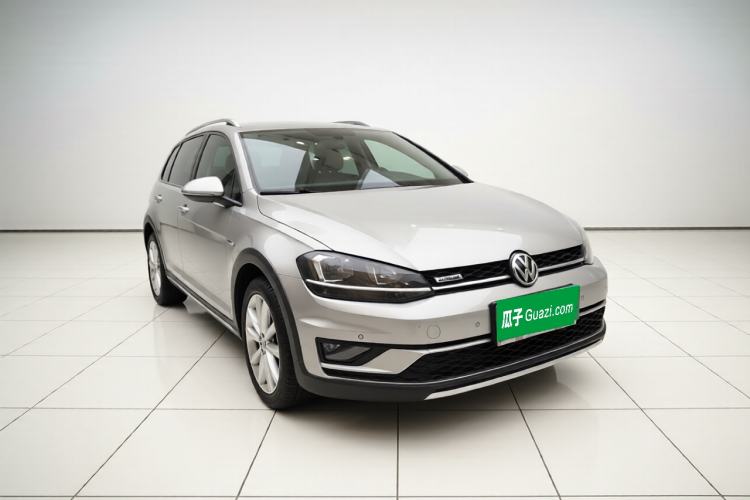 Used Volkswagen Golf 2019 1.8TSI Travel Edition Front Right 45 Deg