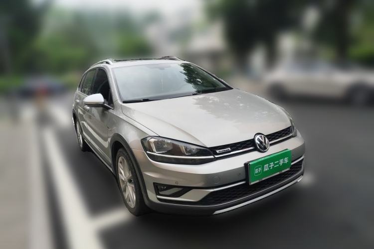Used Volkswagen Golf 2019 1.8TSI Travel Edition Front Right 45 Deg