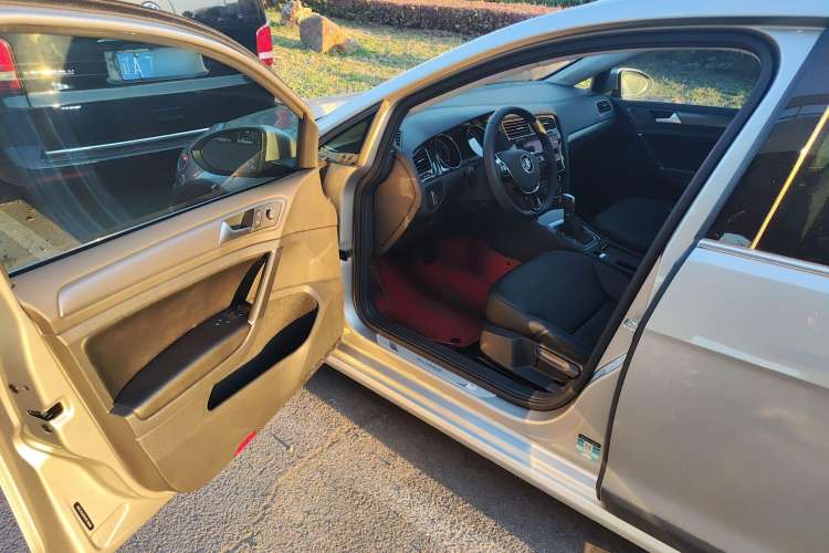 Used Volkswagen Golf 2019 1.8TSI Travel Edition Interior 1