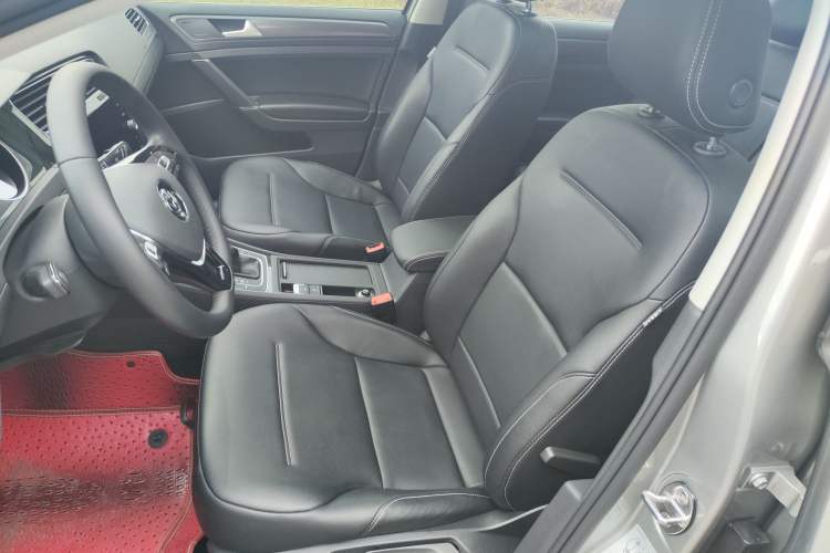 Used Volkswagen Golf 2019 1.8TSI Travel Edition Interior 10