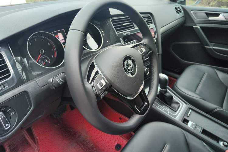 Used Volkswagen Golf 2019 1.8TSI Travel Edition Interior 13