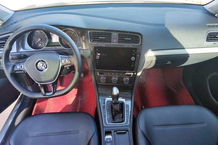 Used Volkswagen Golf 2019 1.8TSI Travel Edition Interior 3