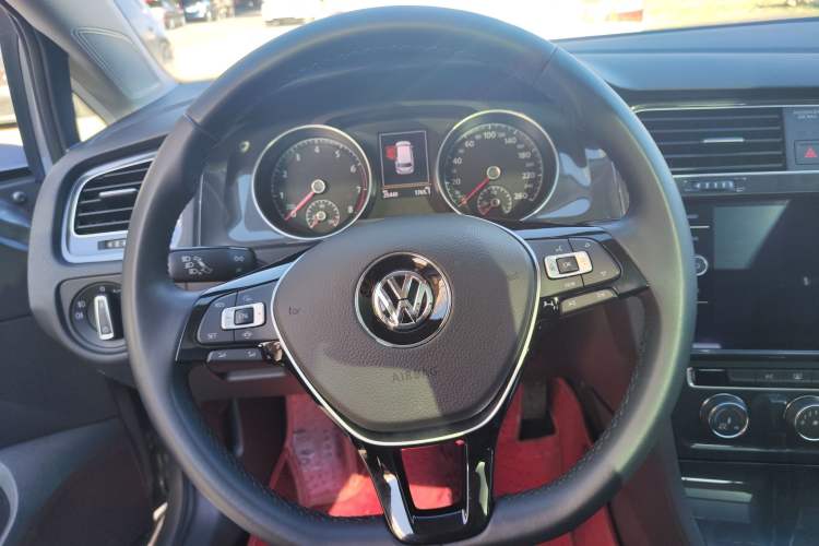 Used Volkswagen Golf 2019 1.8TSI Travel Edition Interior 4
