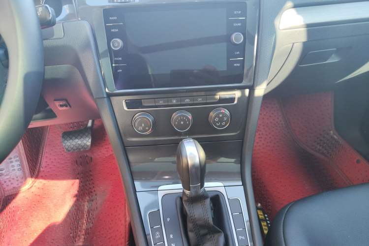 Used Volkswagen Golf 2019 1.8TSI Travel Edition Interior 5