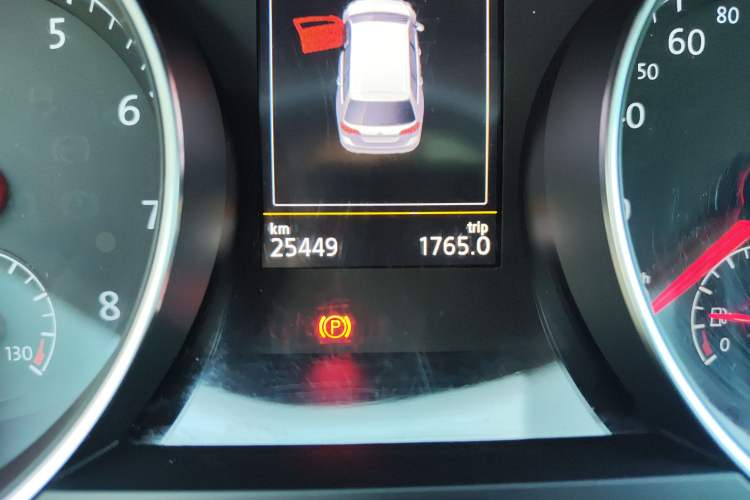 Used Volkswagen Golf 2019 1.8TSI Travel Edition Odometer Close Up