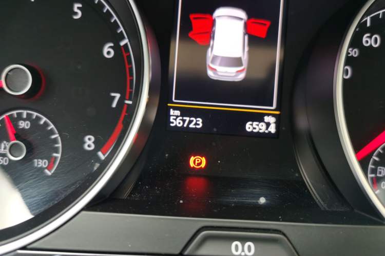 Used Volkswagen Golf 2019 1.8TSI Travel Edition Odometer Close Up