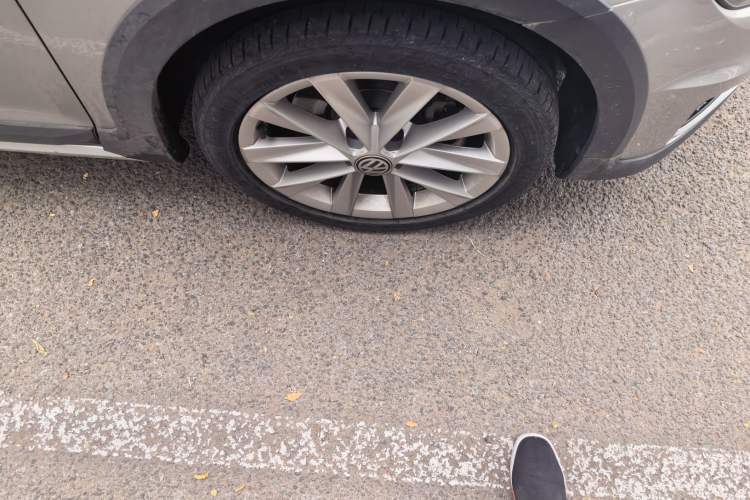 Used Volkswagen Golf 2019 1.8TSI Travel Edition Right Front Wheel Hub