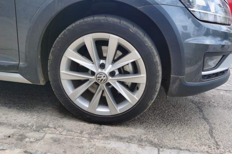 Used Volkswagen Golf 2019 1.8TSI Travel Edition Right Front Wheel Hub