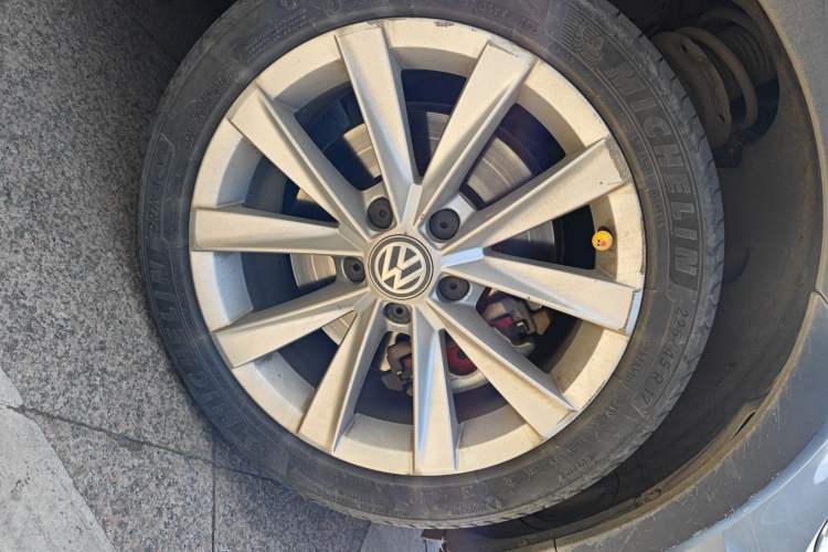 Used Volkswagen Golf 2019 1.8TSI Travel Edition Right Front Wheel Hub
