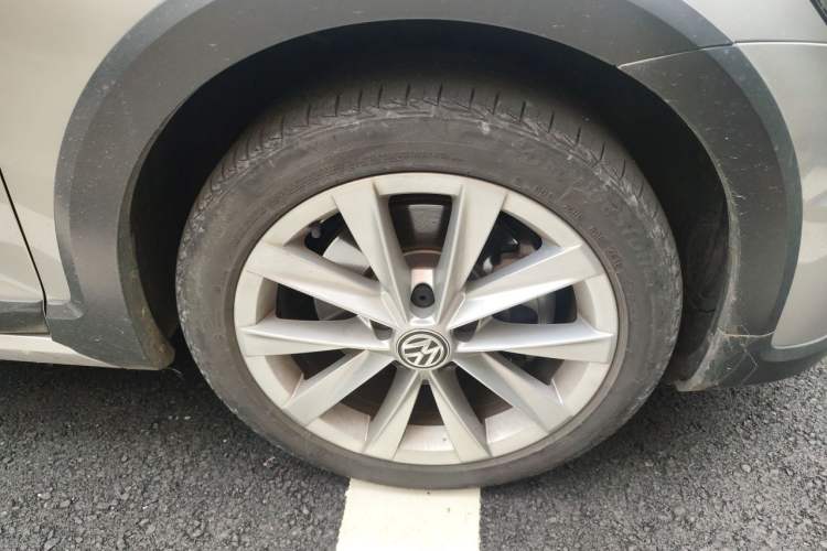 Used Volkswagen Golf 2019 1.8TSI Travel Edition Right Front Wheel Hub