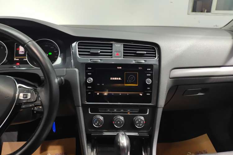 Used Volkswagen Golf 2019 1.8TSI Travel Edition Audio And AC Panel