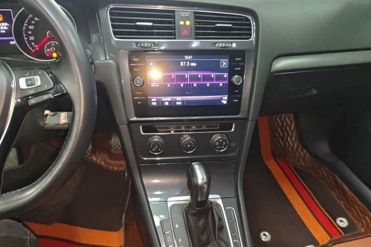 Used Volkswagen Golf 2019 1.8TSI Travel Edition Audio And AC Panel