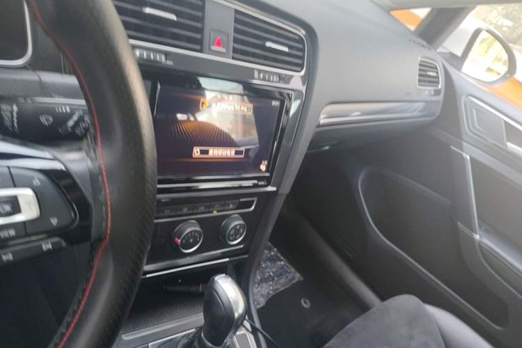 Used Volkswagen Golf 2019 280TSI DSG Luxury Version China VI Standard Audio And AC Panel