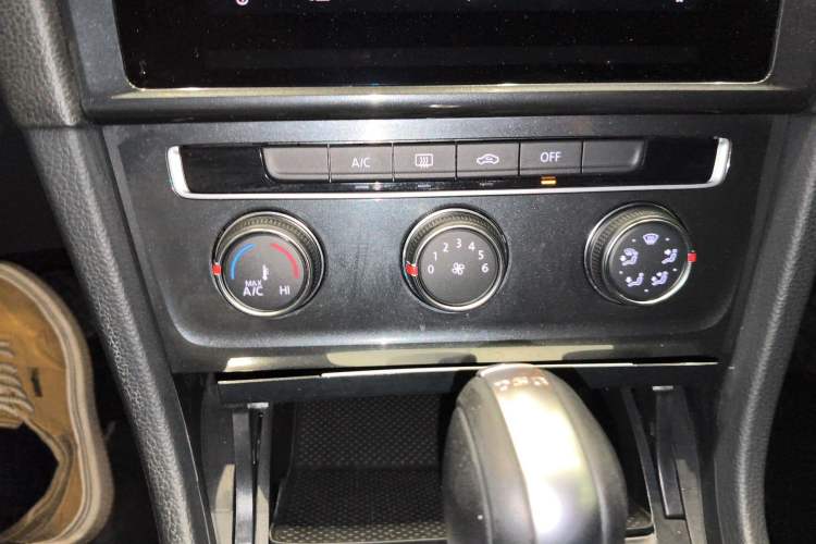 Used Volkswagen Golf 2019 1.8TSI Travel Edition Audio And AC Panel
