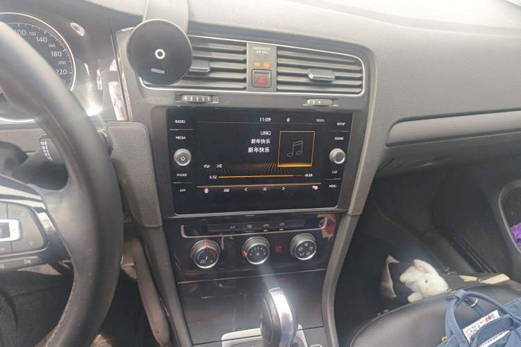 Used Volkswagen Golf 2019 1.8TSI Travel Edition Audio And AC Panel