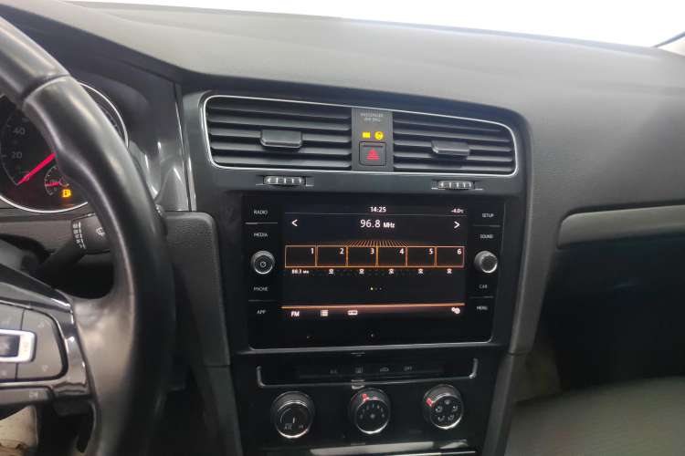 Used Volkswagen Golf 2019 1.8TSI Travel Edition Audio And AC Panel