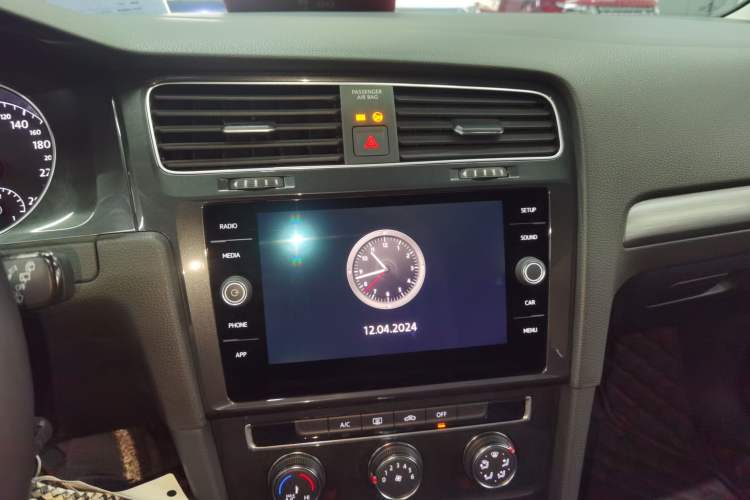 Used Volkswagen Golf 2019 1.8TSI Travel Edition Audio And AC Panel