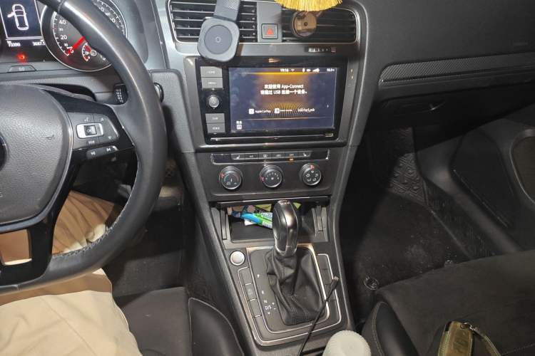 Used Volkswagen Golf 2019 280TSI DSG Luxury Version China VI Standard Audio And AC Panel