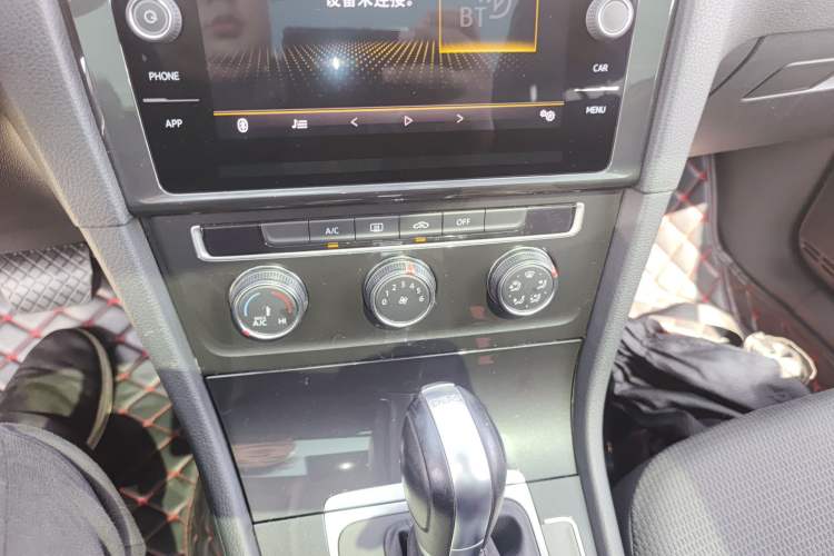 Used Volkswagen Golf 2019 1.8TSI Travel Edition Audio And AC Panel