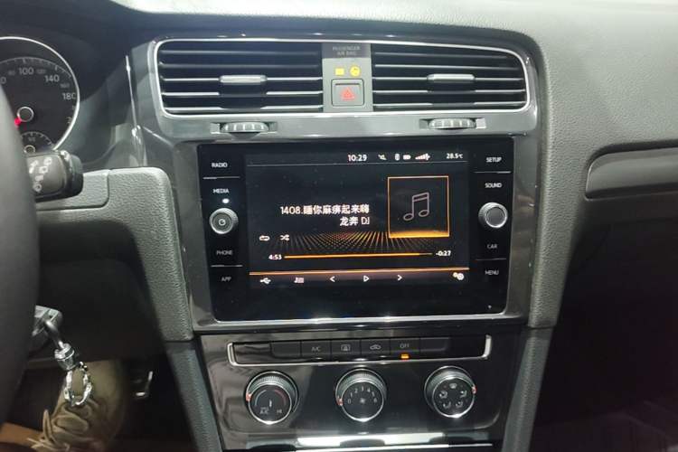 Used Volkswagen Golf 2019 1.8TSI Travel Edition Audio And AC Panel