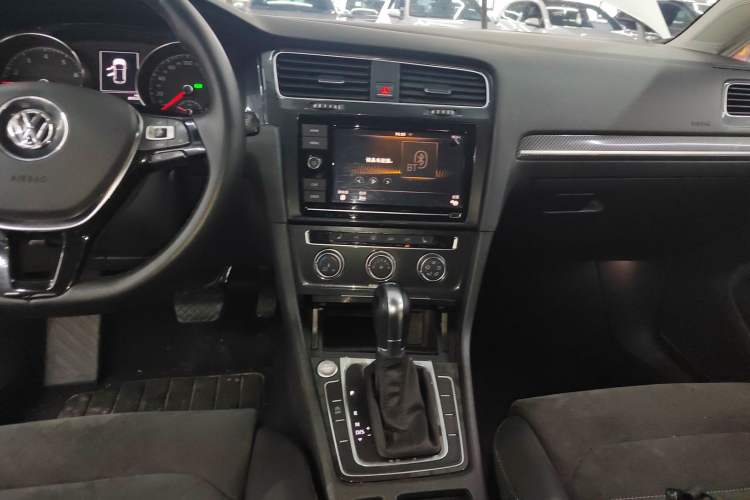 Used Volkswagen Golf 2019 280TSI DSG Luxury Version China VI Standard Audio And AC Panel