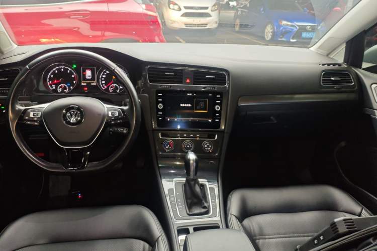 Used Volkswagen Golf 2019 1.8TSI Travel Edition Audio And AC Panel