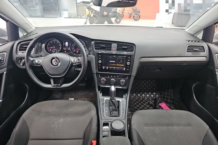 Used Volkswagen Golf 2019 1.8TSI Travel Edition Center Console