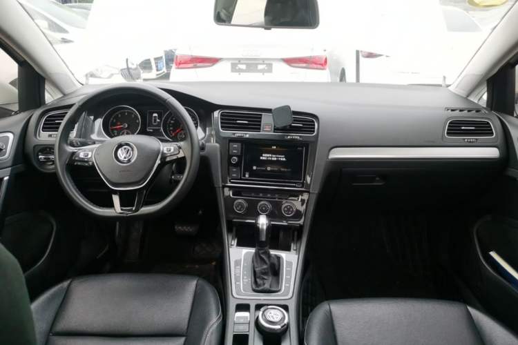 Used Volkswagen Golf 2019 200TSI DSG Comfort & Ambition Edition China VI Standard Center Console