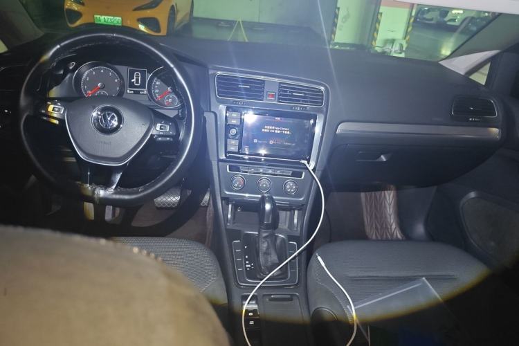 Used Volkswagen Golf 2019 1.6L Automatic Comfort Model China V Standard Center Console
