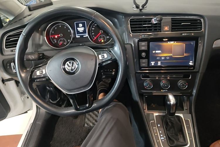 Used Volkswagen Golf 2019 200TSI DSG Comfort & Ambition Edition China VI Standard Center Console