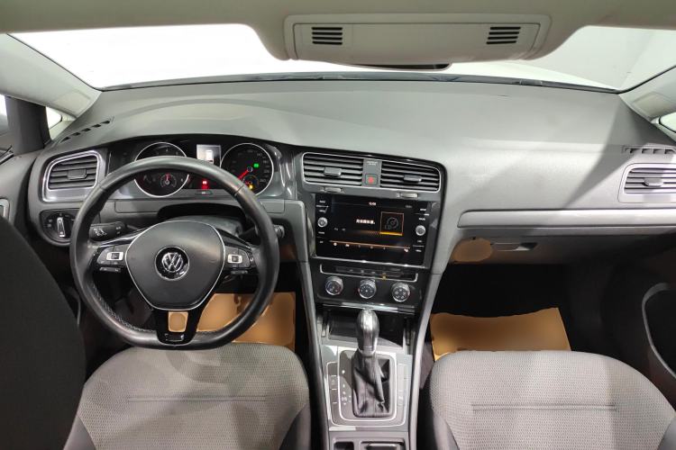 Used Volkswagen Golf 2019 1.8TSI Travel Edition Center Console