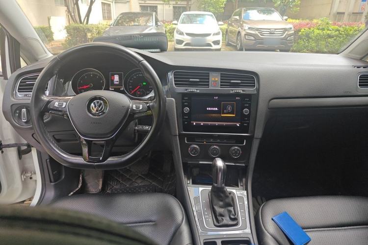 Used Volkswagen Golf 2019 1.8TSI Travel Edition Center Console