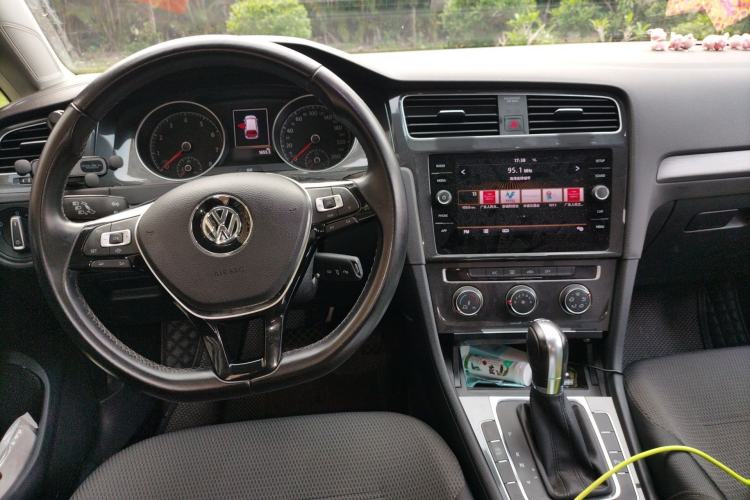 Used Volkswagen Golf 2019 1.8TSI Travel Edition Center Console