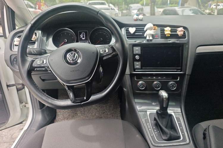 Used Volkswagen Golf 2019 200TSI DSG Comfort & Ambition Edition China VI Standard Center Console