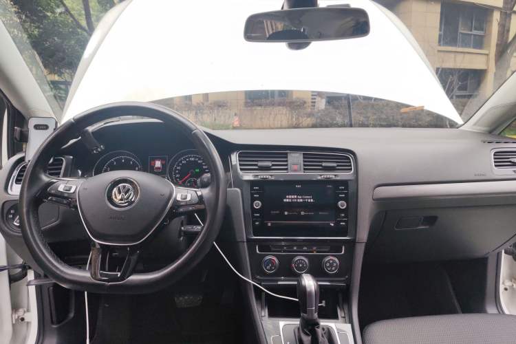 Used Volkswagen Golf 2019 1.8TSI Travel Edition Center Console