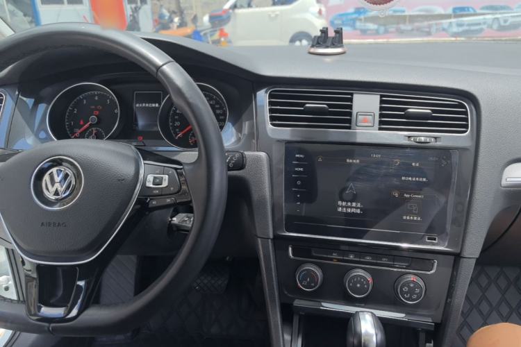 Used Volkswagen Golf 2019 200TSI DSG Comfort & Ambition Edition China VI Standard Center Console