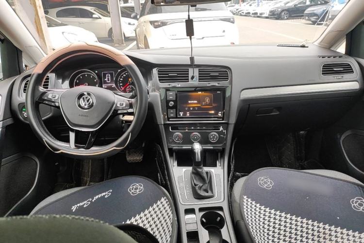 Used Volkswagen Golf 2019 280TSI DSG Comfort Version China VI Standard Center Console