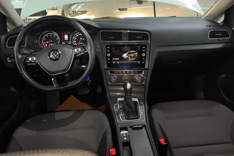 Used Volkswagen Golf 2019 1.8TSI Travel Edition Center Console