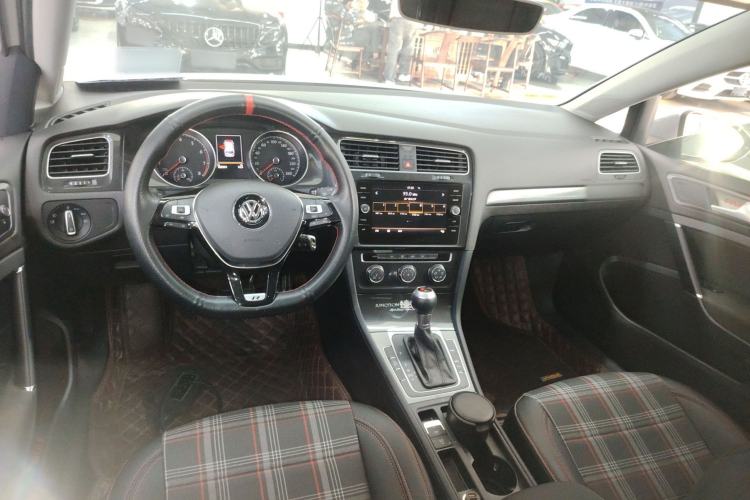 Used Volkswagen Golf 2019 1.8TSI Travel Edition Center Console